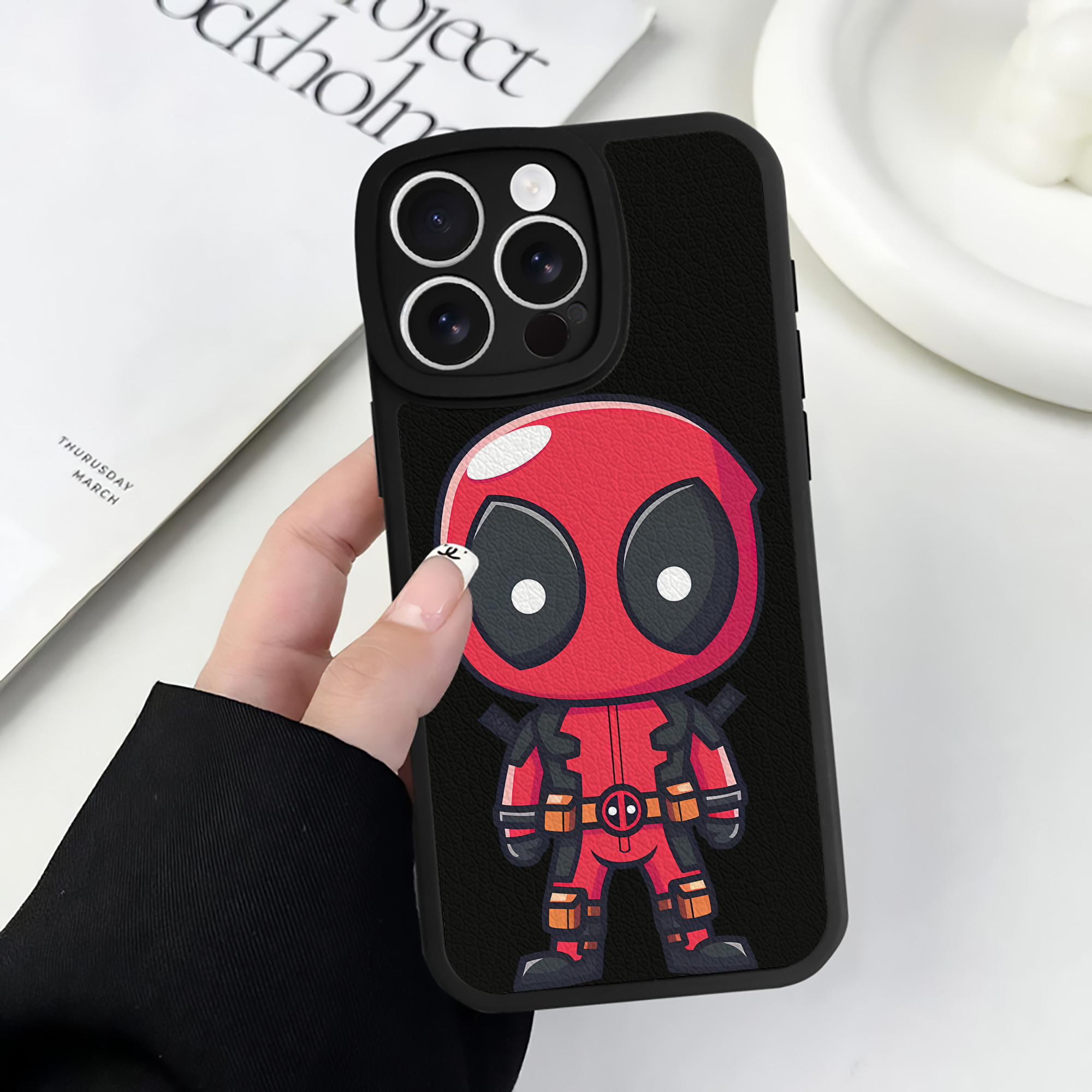 （画像用） Deadpool デッドプール 【iPhone 16シリーズ対応】シリコンスマホケース（レザー調） 材質：シリコン